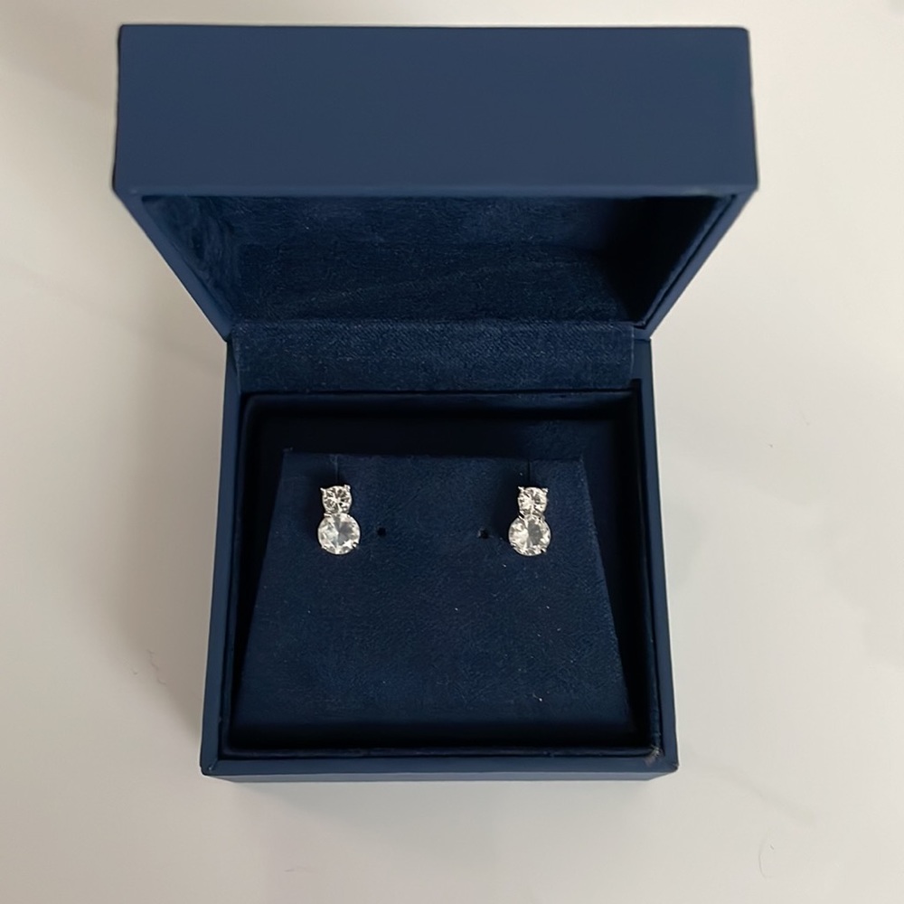BEAUTIFUL SWAROVSKI Studs- ORIGINAL - Picture 3 of 5